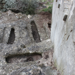 Tombe sul costone della chiesa